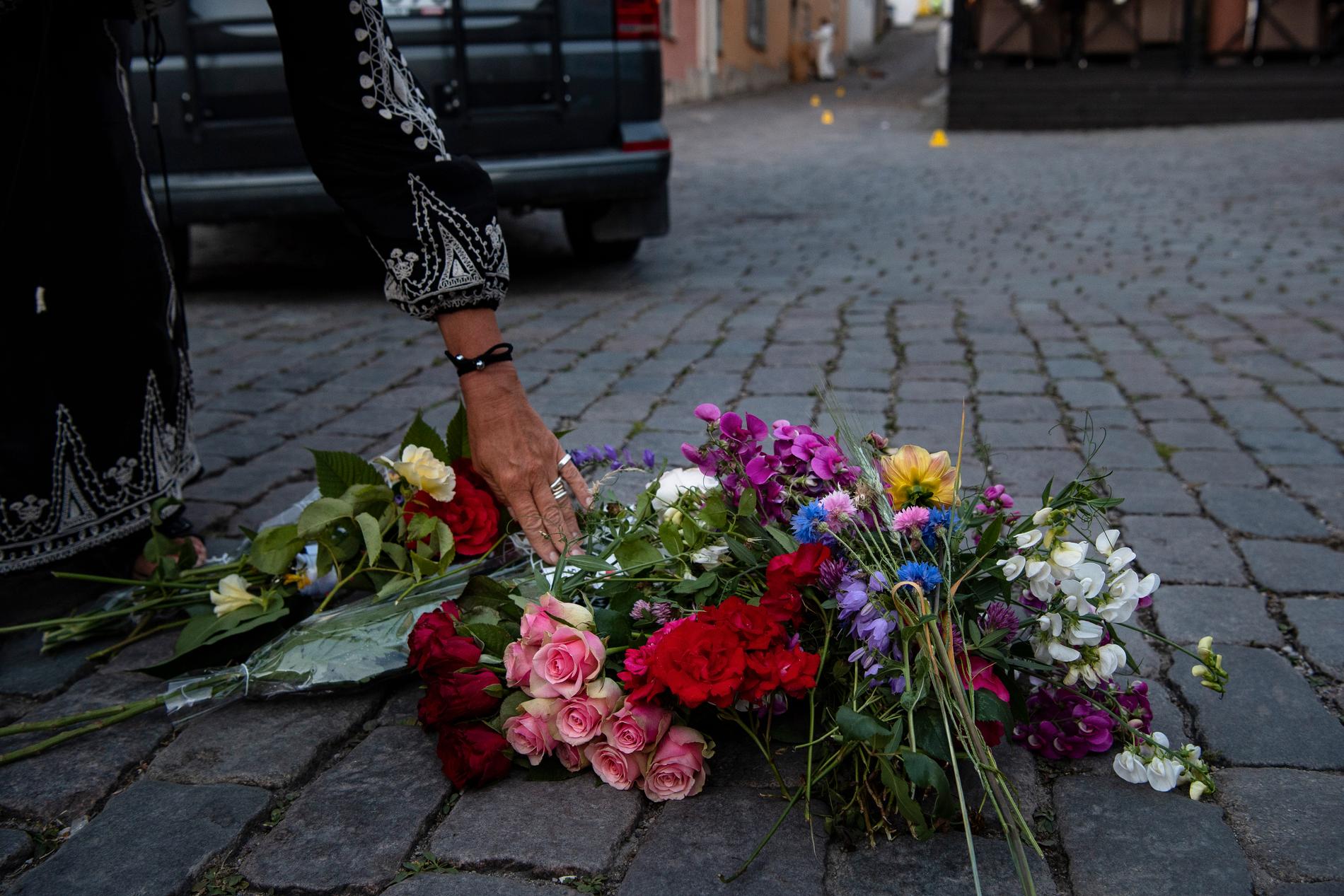 Blommor på platsen där Ing-Marie Wieselgren knivhöggs.