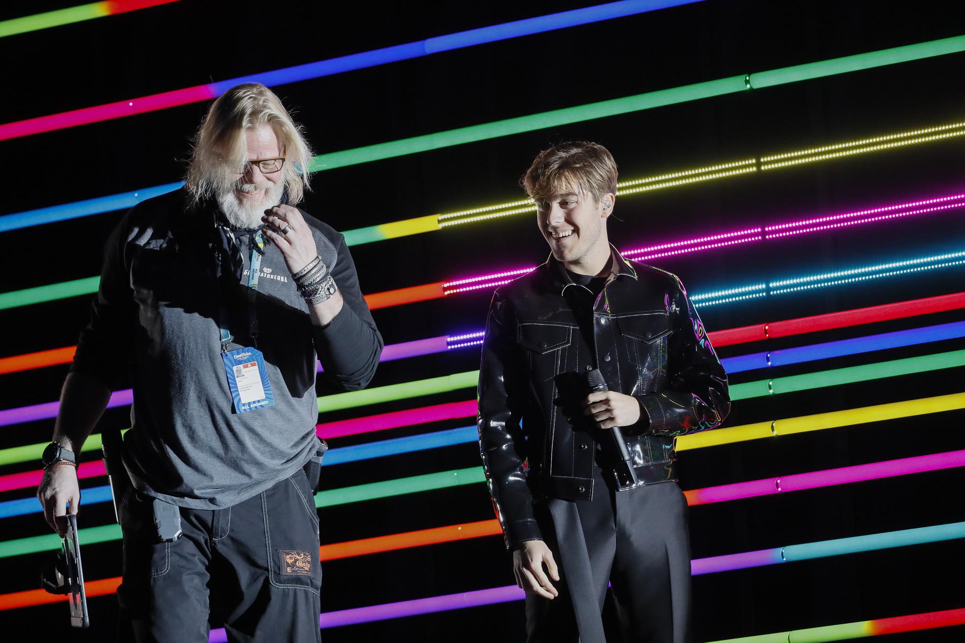 Benjamin Ingrosso med svenska studiomannen Henric von Zweigbergk på Eurovision-scenen
