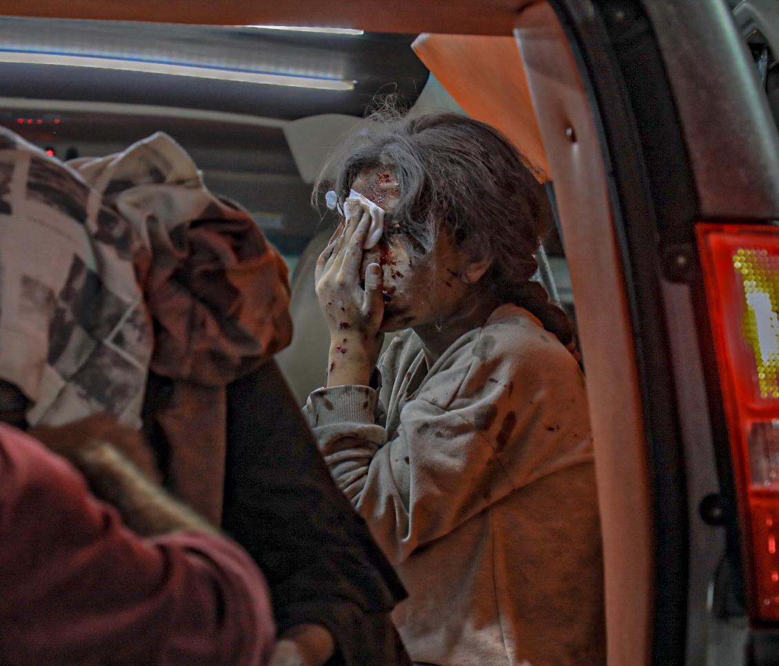 Layan Ghaben, 16, anländer i ambulans till sjukhuset mitt i Gaza. 