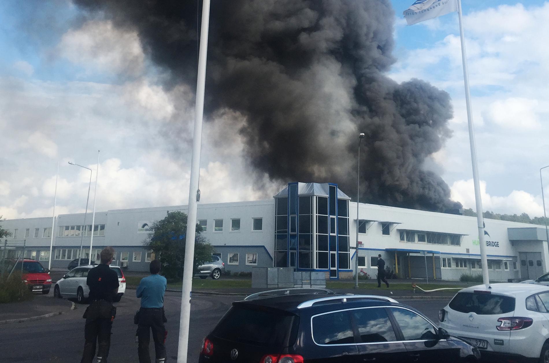 Det brinner i en industrilokal i Mölndal utanför Göteborg.