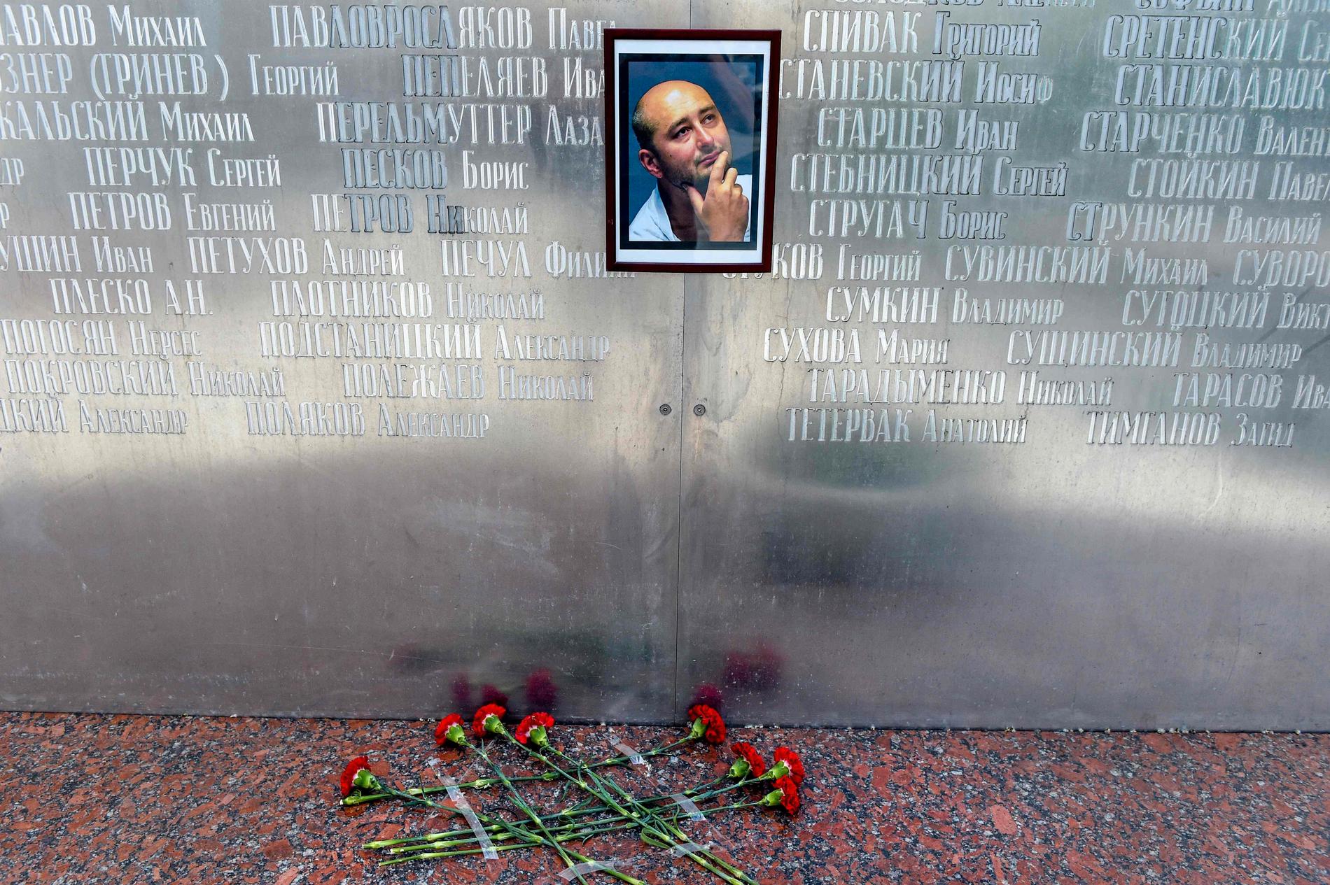 Vid journalisternas hus i Moskva lämnade sörjande rosor framför ett porträtt av Babtjenko, innan det kom fram att hans död var iscensatt.