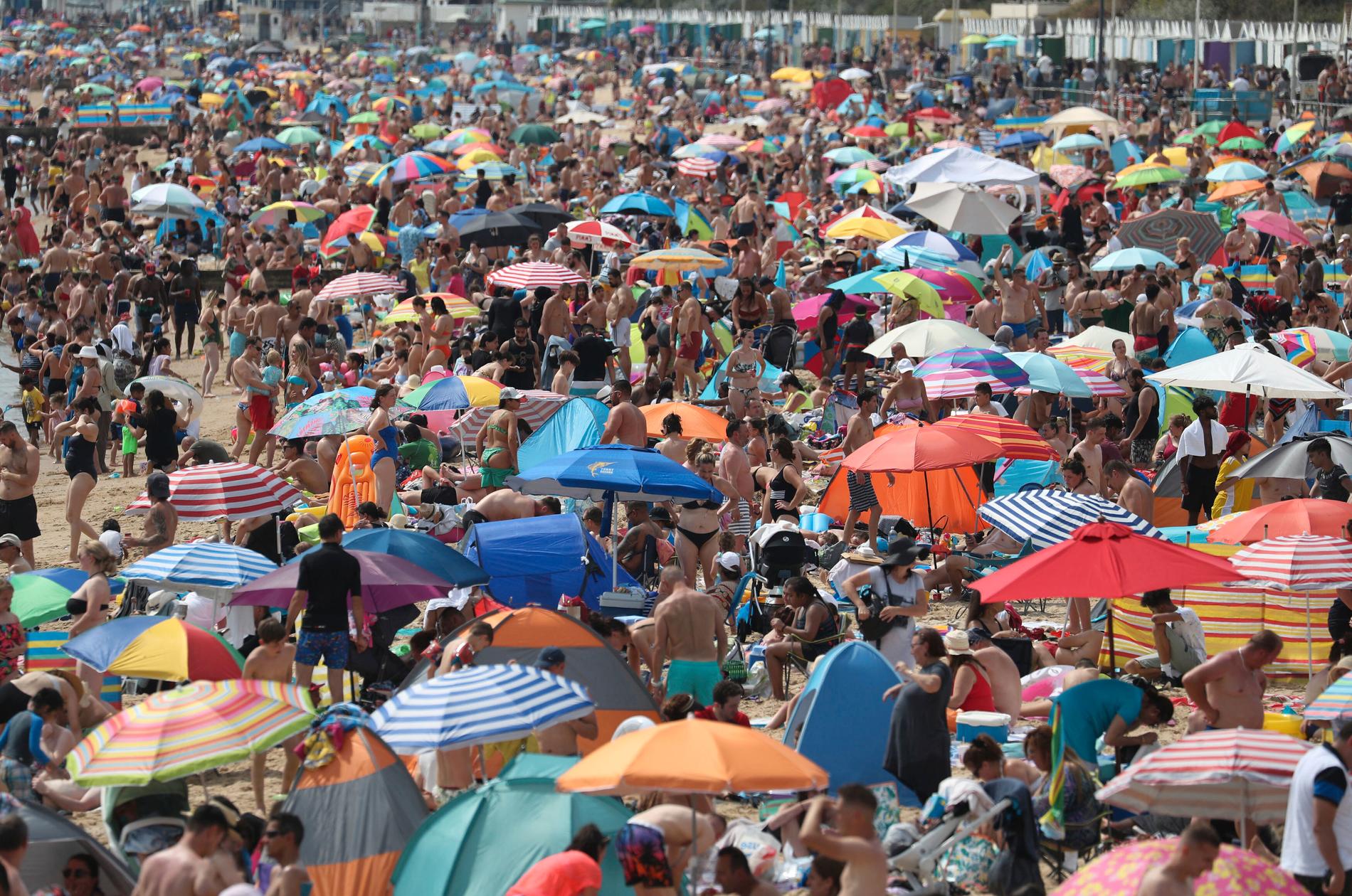 ”Människor följer inte restriktionerna”, säger en strandbesökare i Bournemouth. 