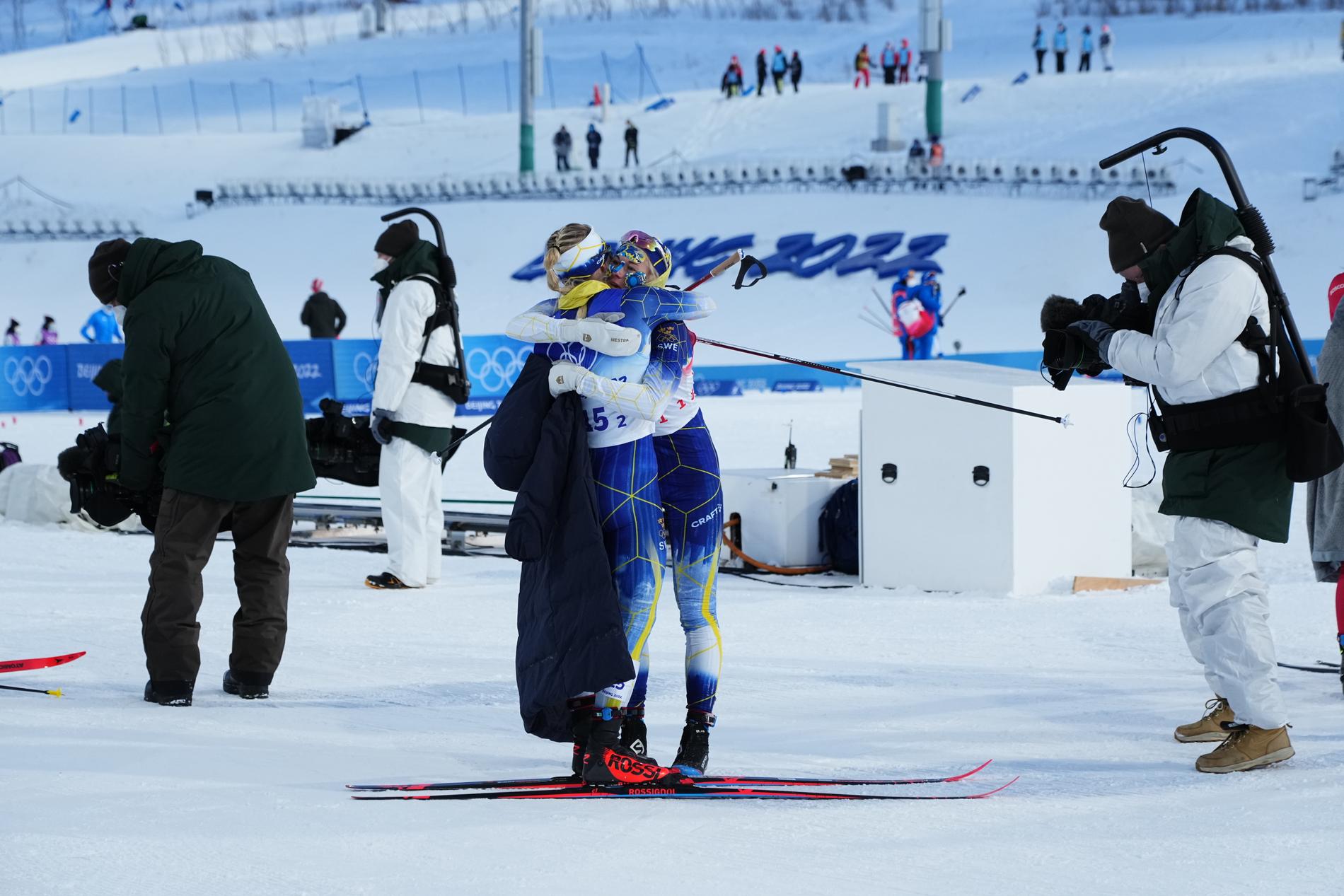 Maja Dahlqvist och Jonna Sundling efter sprintstafetten. 