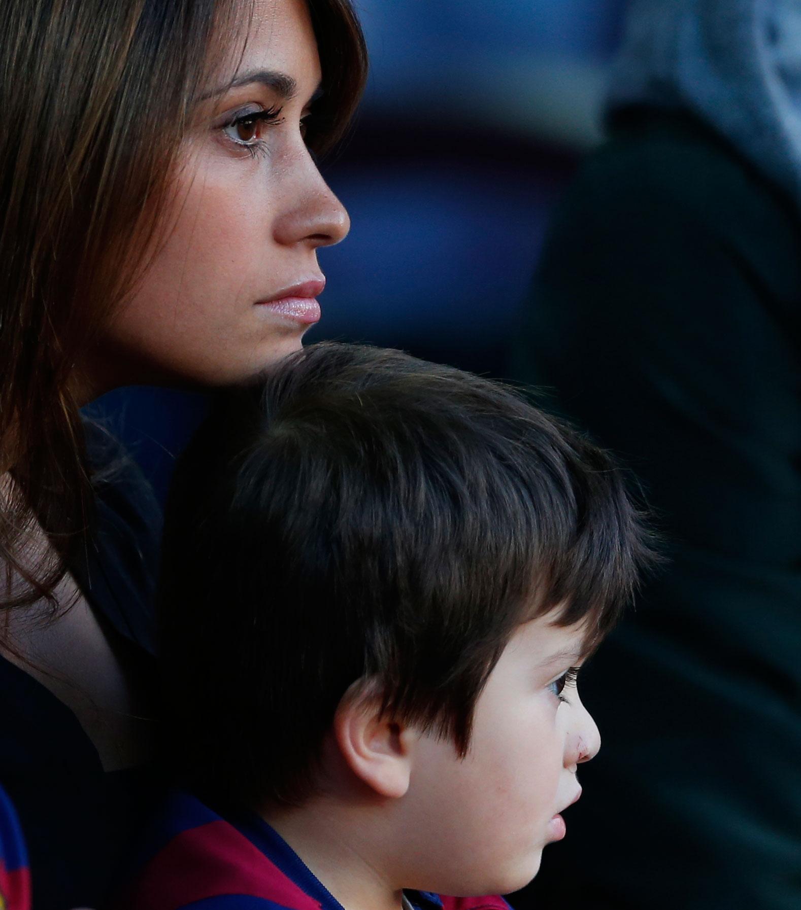 Lionel Messis flickvän, Antonella Roccuzzo, tillsammans med sonen Thiago Messi.