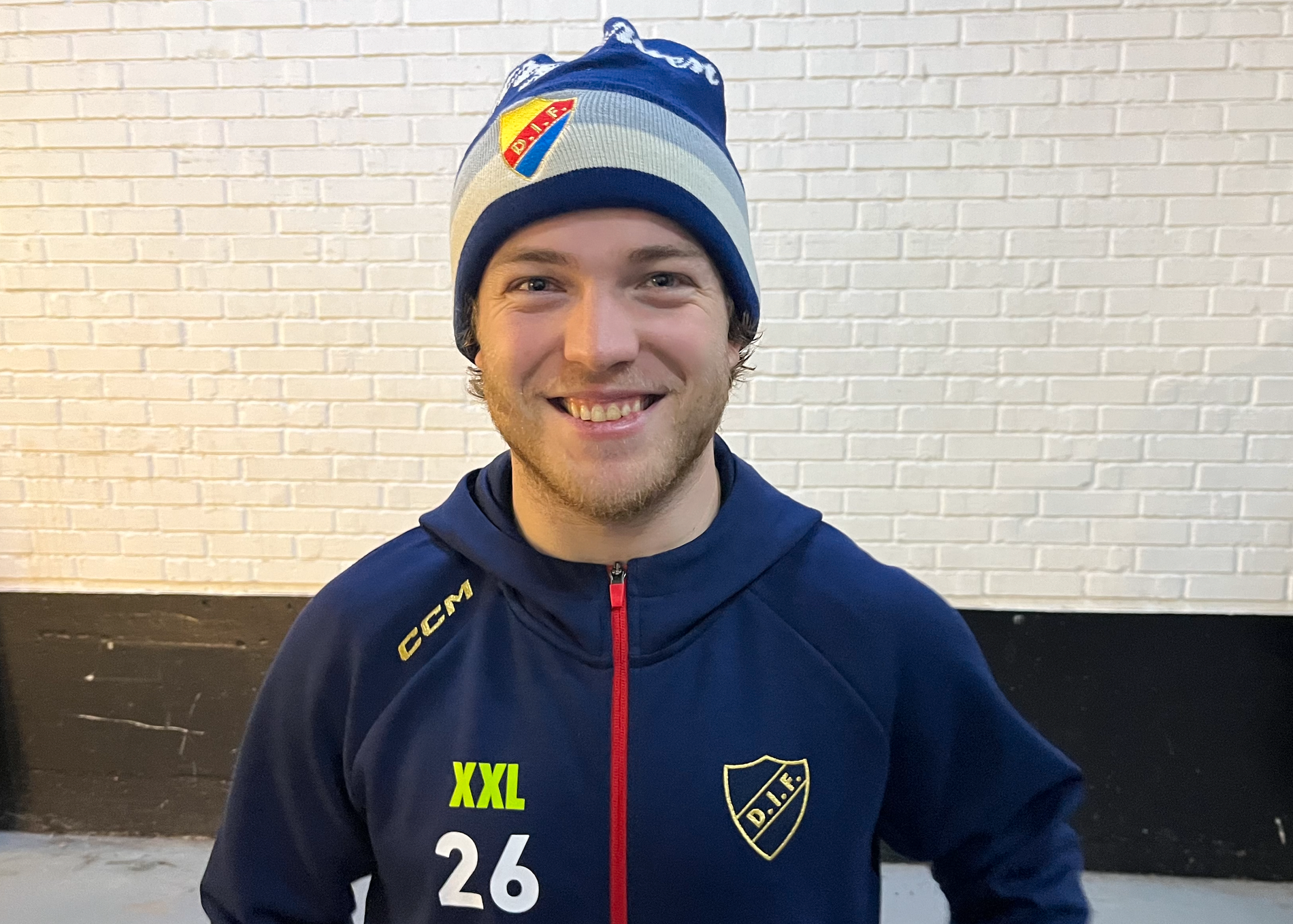En glad Emil Berglund efter segern mot Brynäs hemma på Hovet.