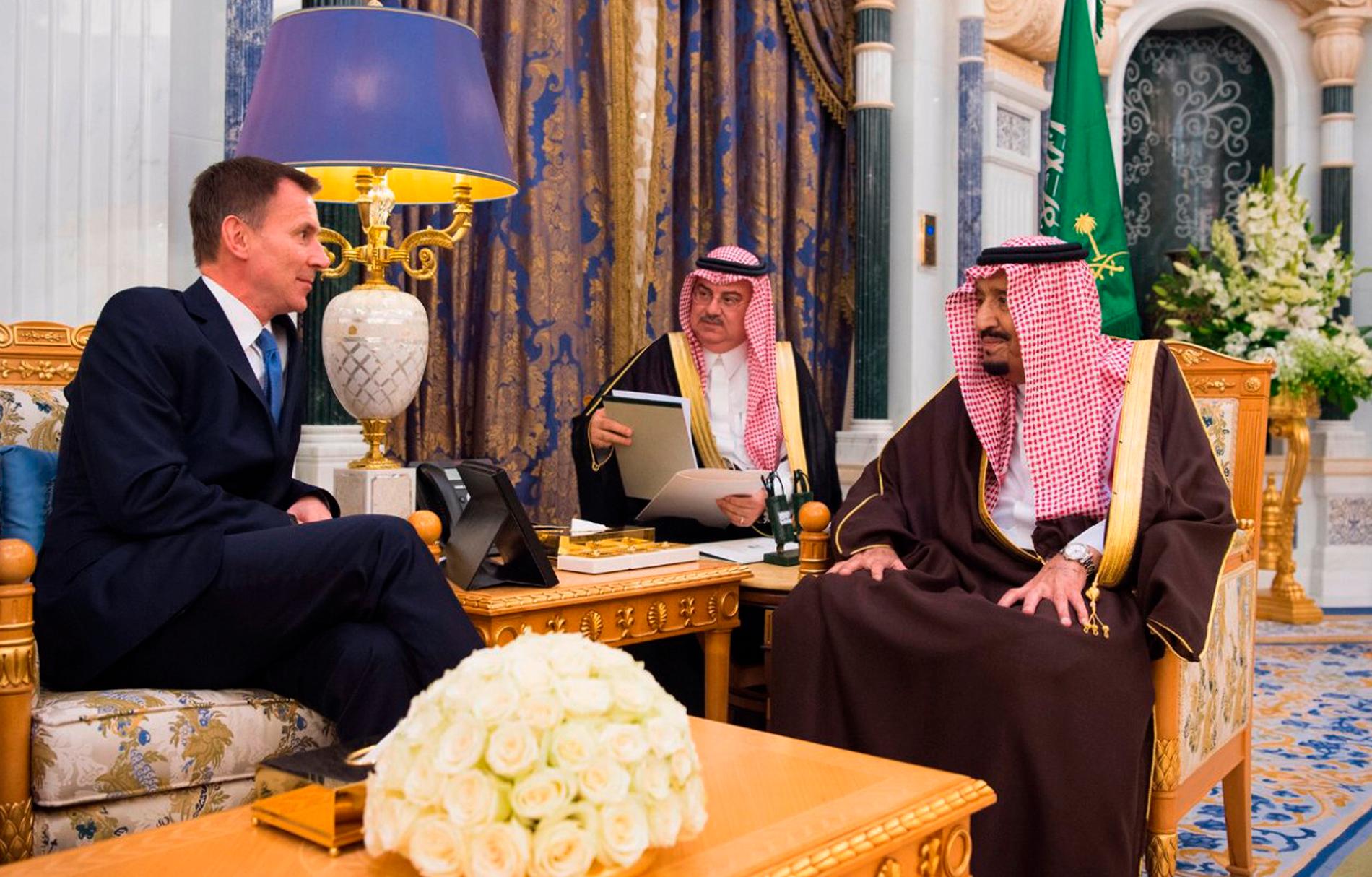 Storbritanniens utrikesminister Jeremy Hunt, till vänster, i måndagens samtal med Saudiarabiens kung Salman, till höger.
