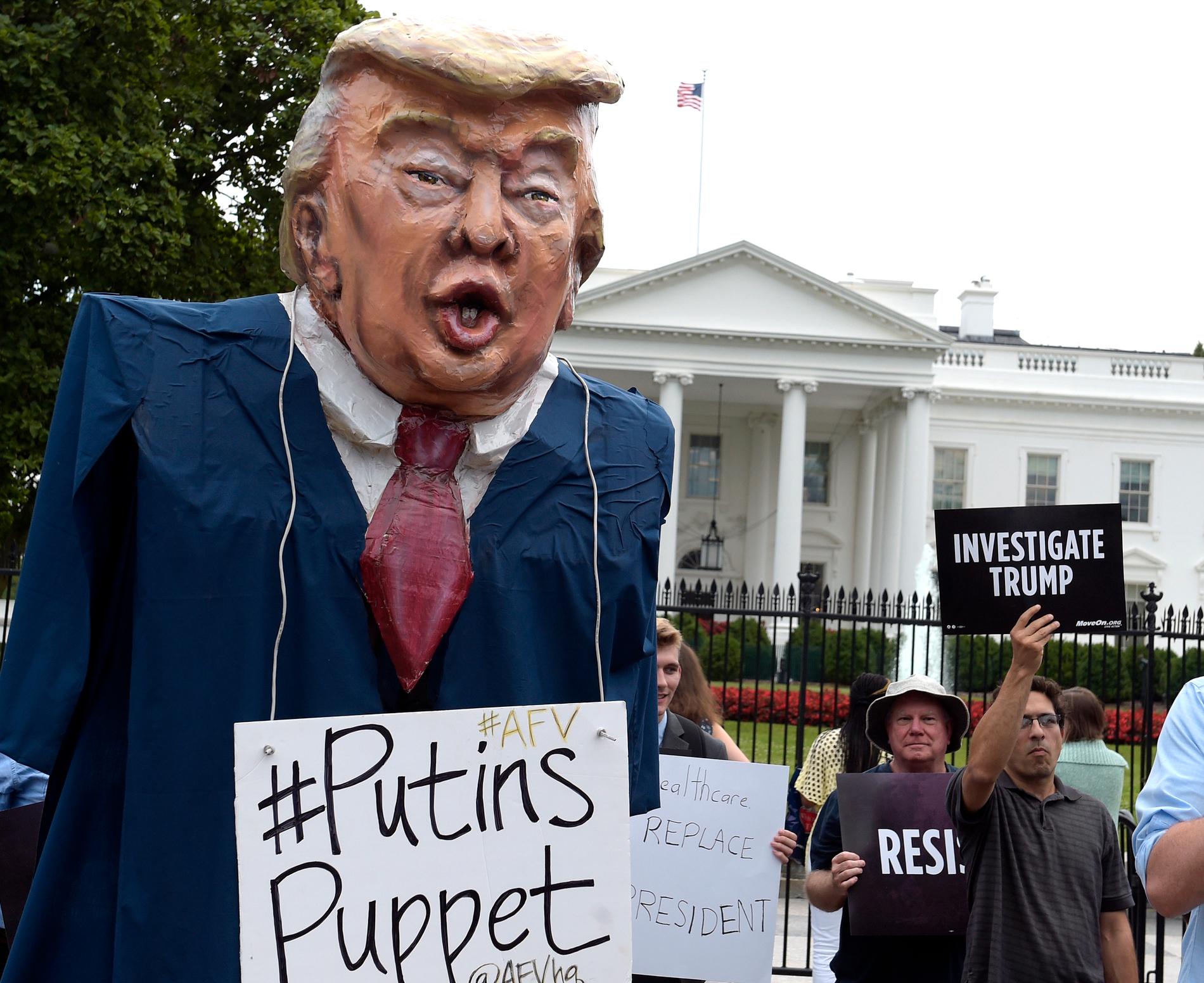 En protest mot USA:s president Donald Trump utanför Vita huset i Washington DC.