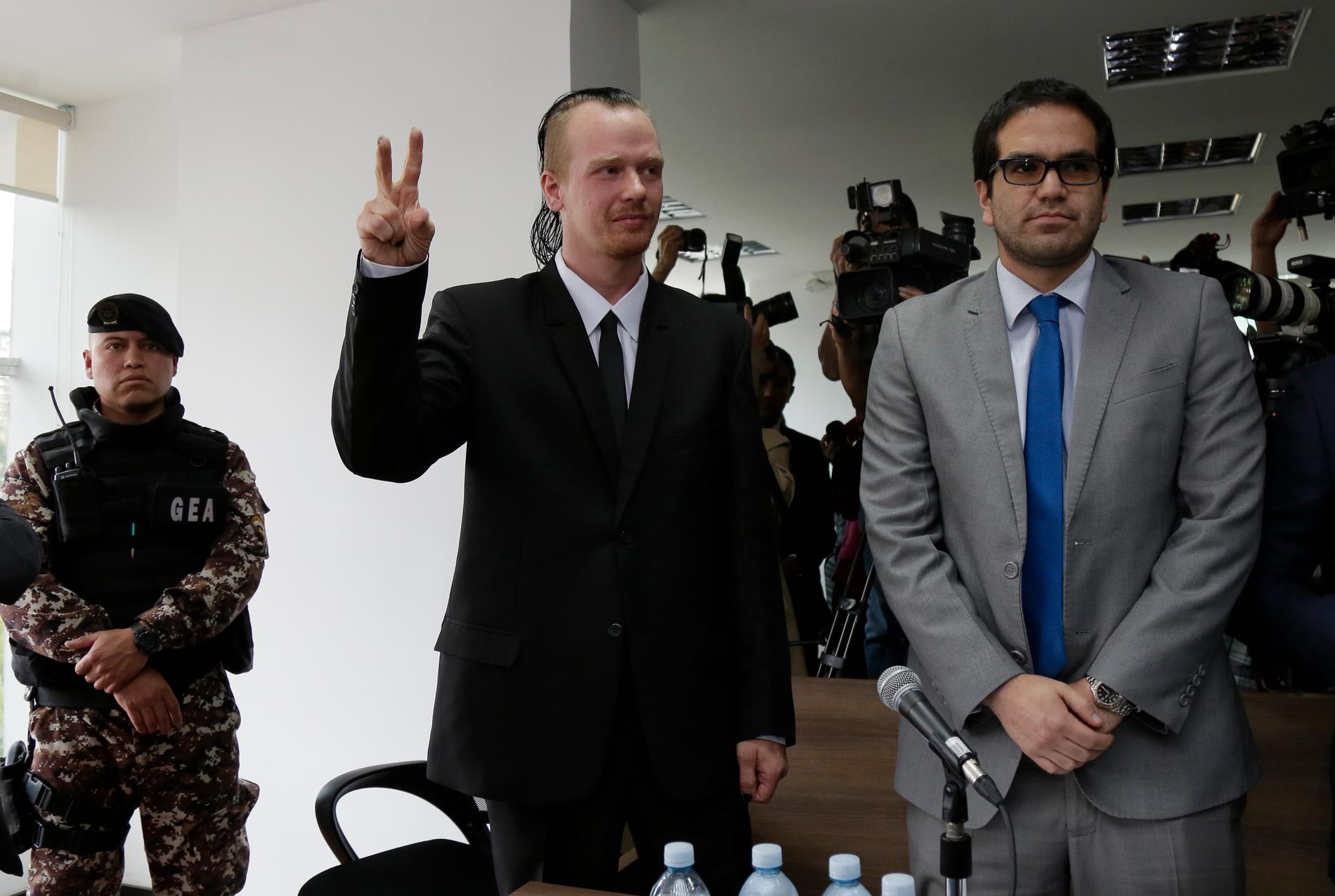 Ola Bini gör segertecknet på väg in i en domstol i Quito i början av maj. Svensken är fortfarande frihetsberövad och vädjar nu till FN om hjälp.