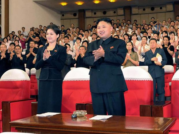 Kim Jong-un med den mystiska kvinnan, hans nya fru.