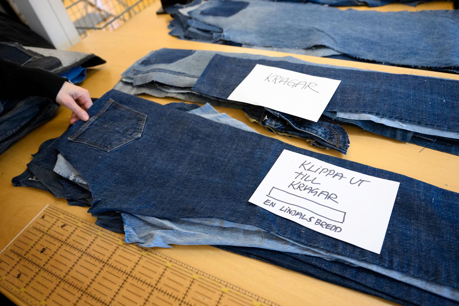 "Jeansfiléer" väntar på att bli nya plagg.