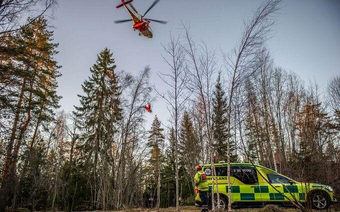 Sjöräddningens helikopter vinschade ner en ambulanssjukman.