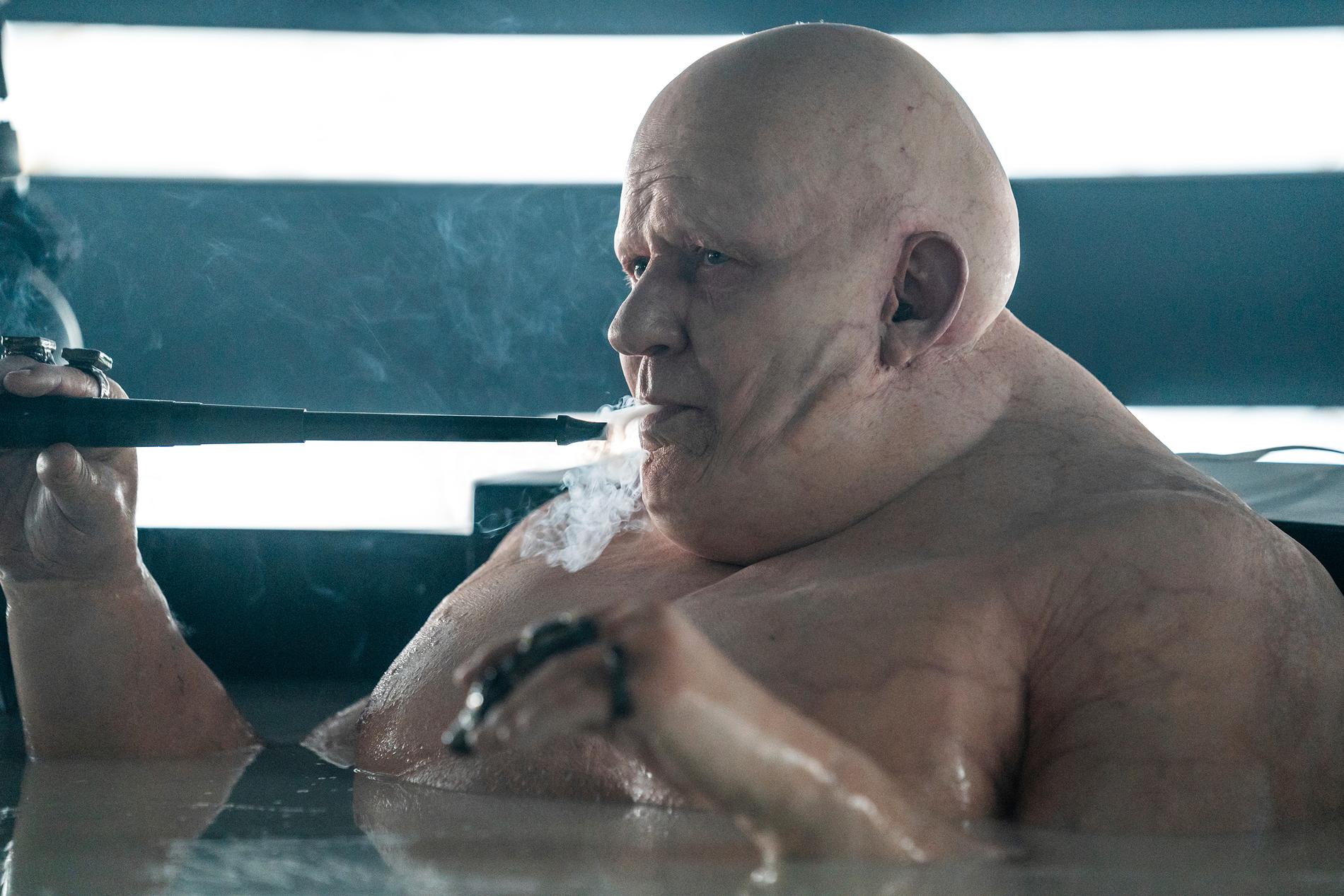 Stellan Skarsgård som den groteske baron Vladimir Harkonnen i "Dune: Part two". "Jag jobbade bara varannan dag, jag fick utslag och skavsår", berättar han om filminspelningen i fat suit. Pressbild.