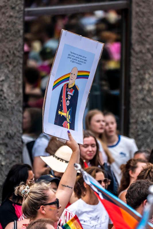 Oslos prideparad blev först inställt av arrangören på grund av säkerhetsläget men senare tågade flera tusen genom Oslos gator efter att människor slutit upp ändå.