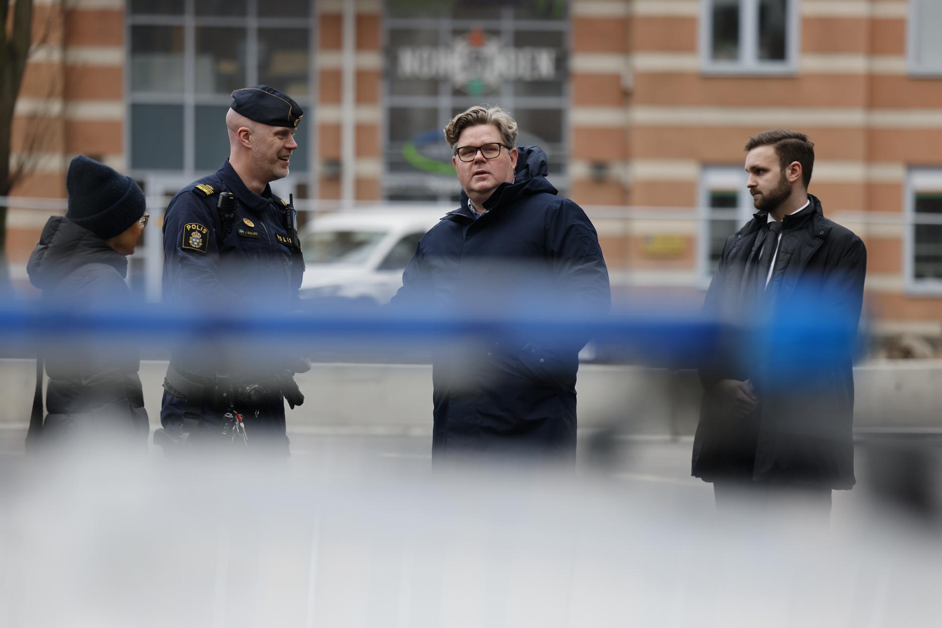 Justitieminister Gunnar Strömmer var på plats i Huvudsta centrum på lördagen efter fredagskvällens dödsskjutning.