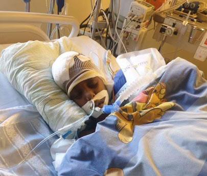 Adil i sin säng på sjukhuset. 