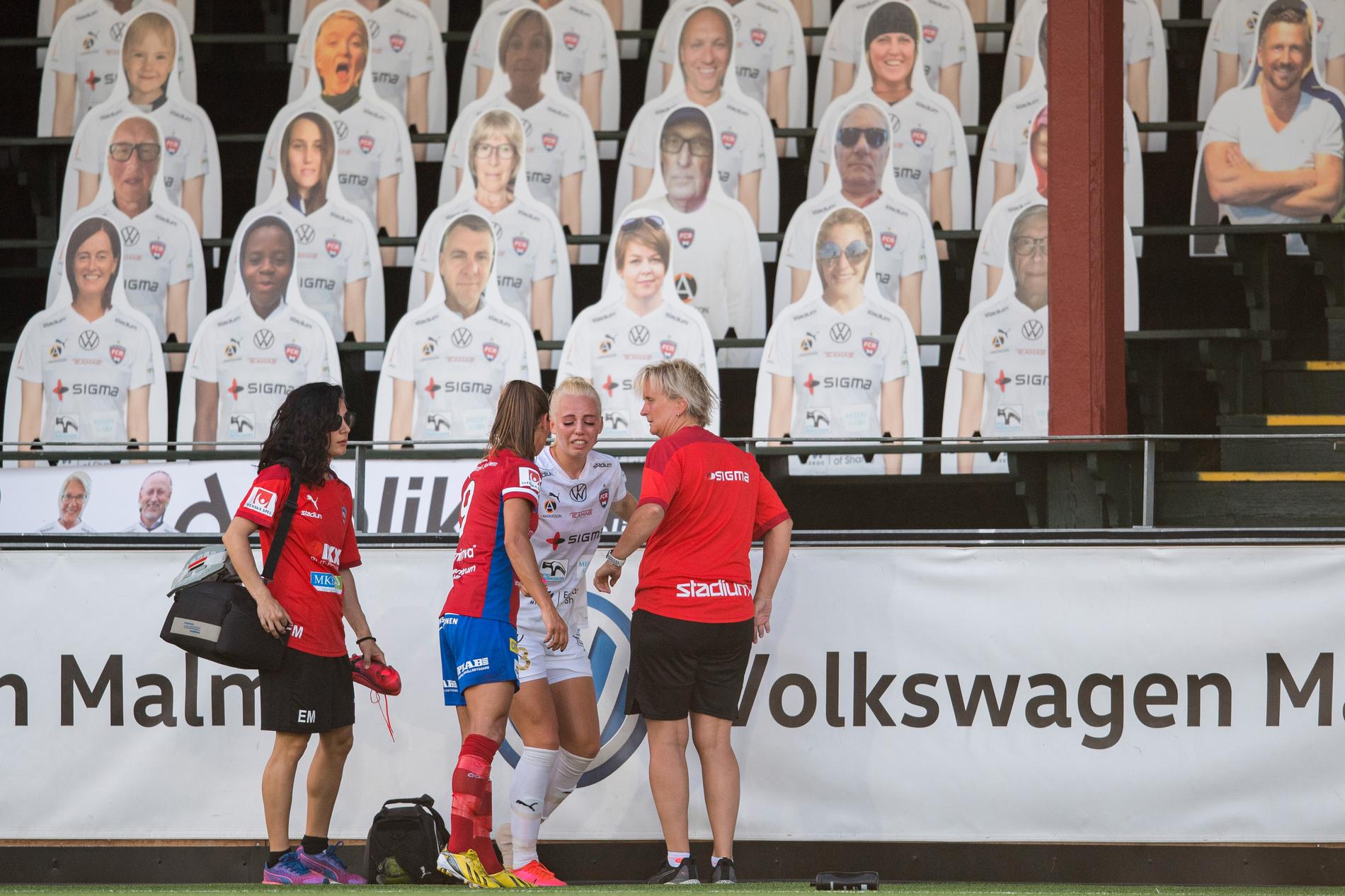 Rosengårds Sofie Svava lämnar planen skadad under fotbollsmatchen i Damallsvenskan mellan FC Rosengård och Vittsjö den 27 juni 2020 i Malmö.