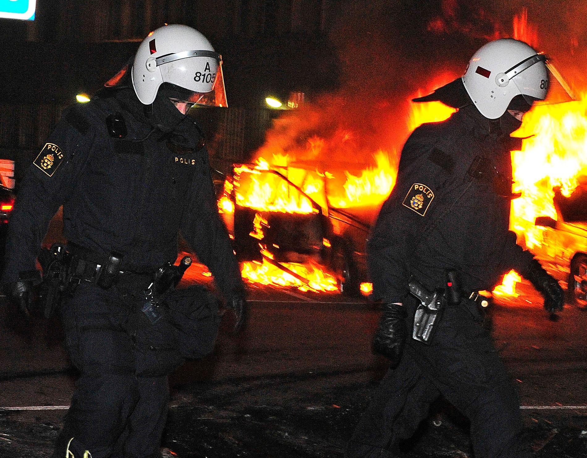 "DET ÄR EN REVOLT" Flera nätter i rad har bilar brunnit i Husby. Idag ger skrivgruppen Pantrarna för upprustning av förirten sitt stöd till de unga i Stockholmsförorten – och uppmanar till krafttag mot polisens övervåld.