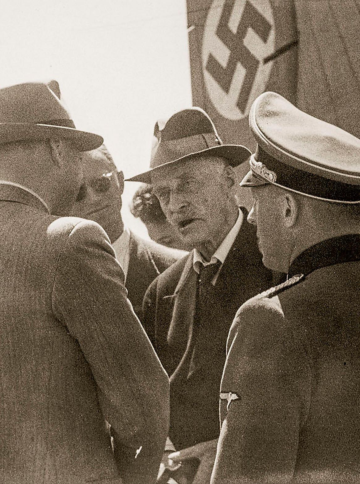 Knut Hamsun på Fornebu flygplats utanför Oslo, vid återkomsten efter mötet med Hitler. Foto: Norska riksarkivet