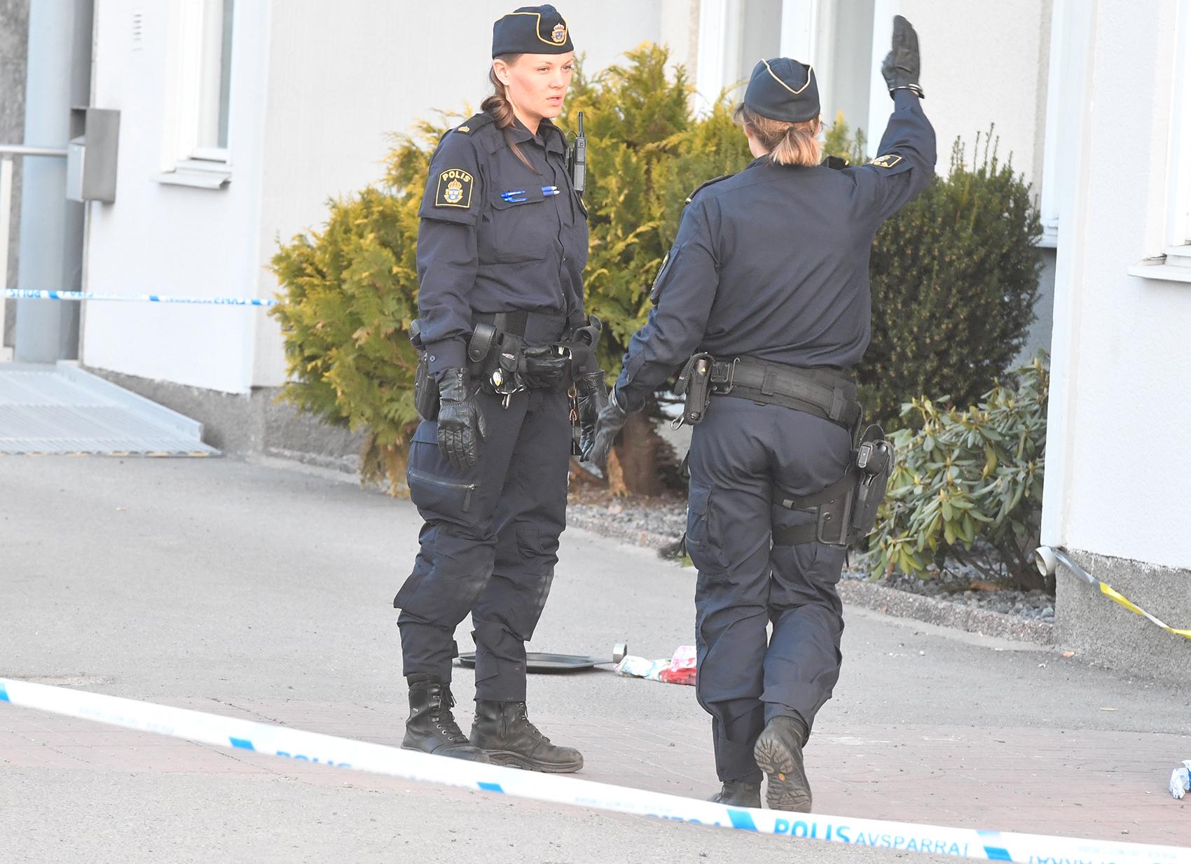 Polis sköt verkanseld mot en knivbeväpnad man i Skärholmen efter larm om ett bråk i en lägenhet.
