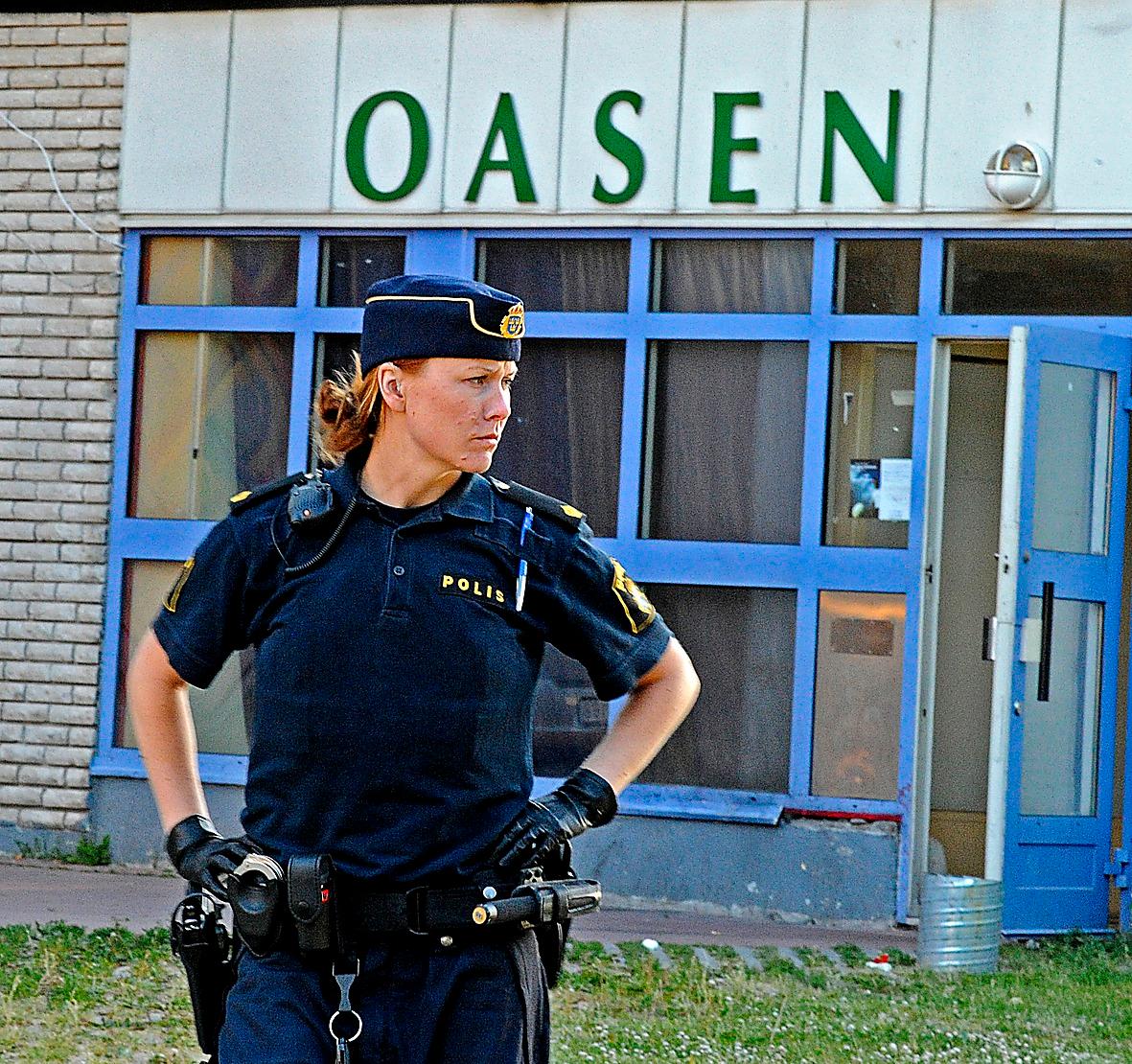 Polis utanför kaféet Oasen i Södertälje där två unga män sköts ihjäl 2010. Ann Törnkvist berättar historien om skuggsamhället bakom dådet.