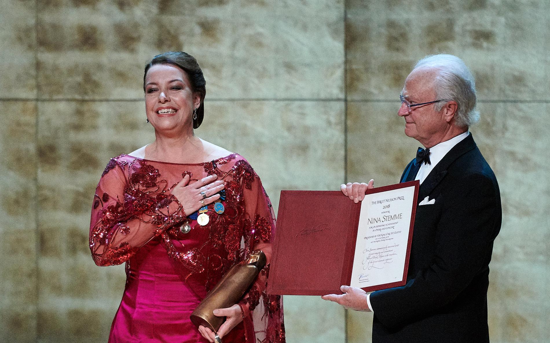 Nina Stemme tar emot Birgit Nilsson Prize av kungen på Kungliga Operan