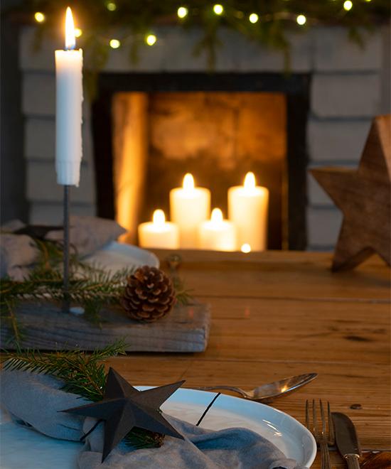 Juldukning med enkla medel. Tallrikar från Lagerhaus, tygservetter i grå linne från Gekås. Silverbesticken är arvegods och används flitigt.