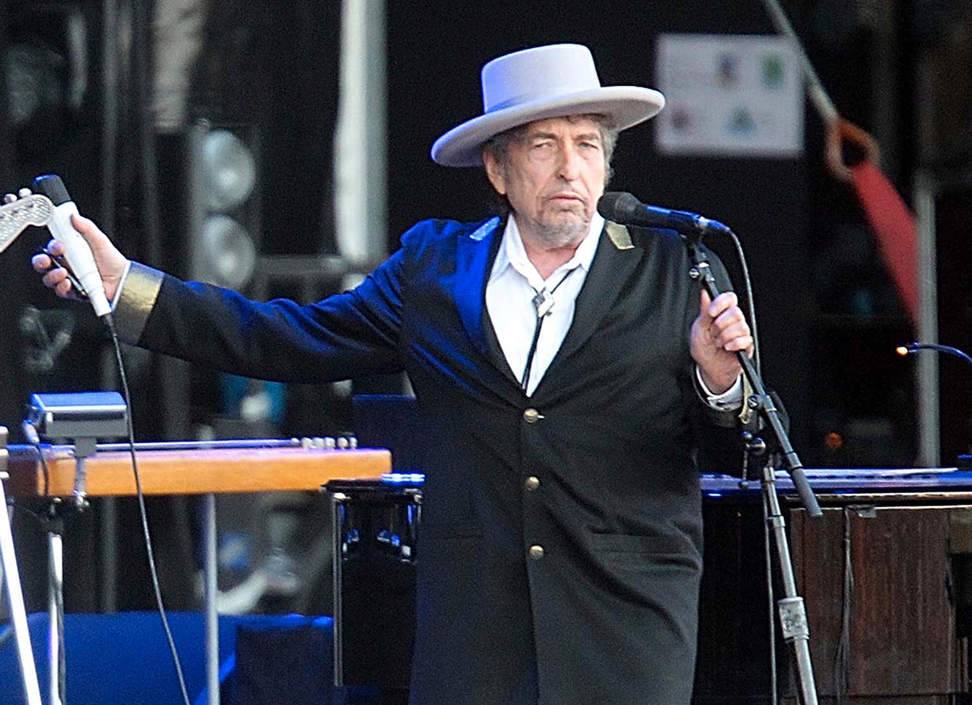 Bob Dylan anklagas för övergrepp på en 12-årig flicka 1965.
