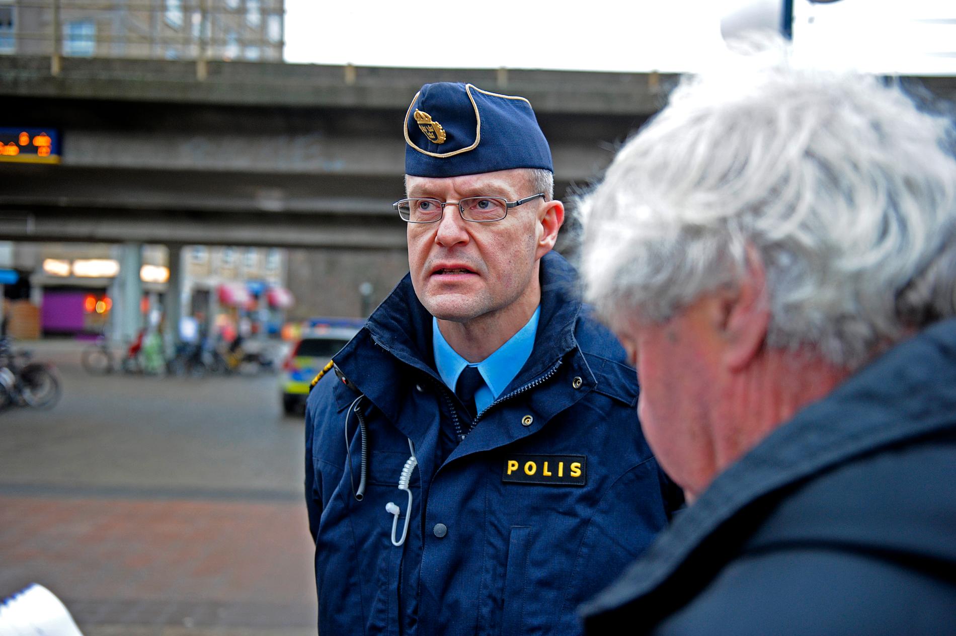 Mats Löfving i Stockholmsförorten Kärrtorp efter att nazister attackerat ett demonstrationståg mot rasism i december 2013.
