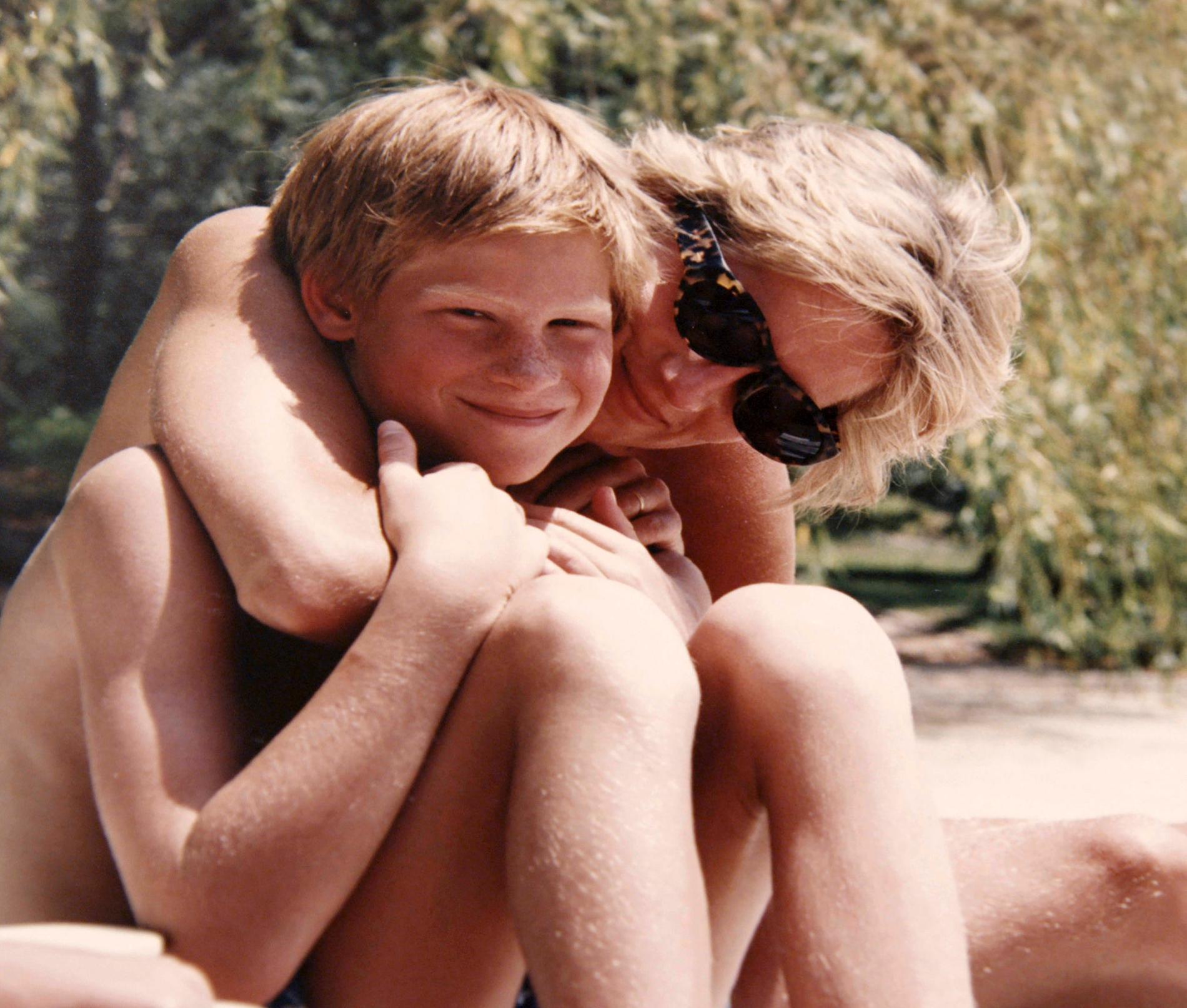 Prins Harry med sin mamma, prinsessan Diana. Bilden är från Dianas privata album.