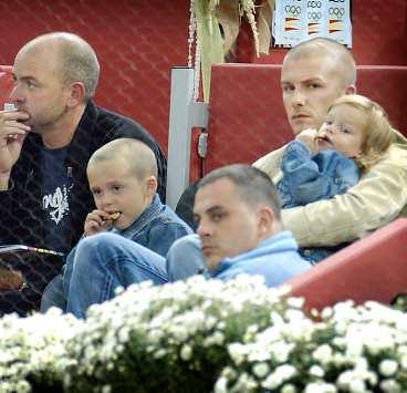 skyddar sina barn David Beckham funderar på att lämna Spanien efter att hans barn jagats av paparazzifotografer när de varit utan bevakning.