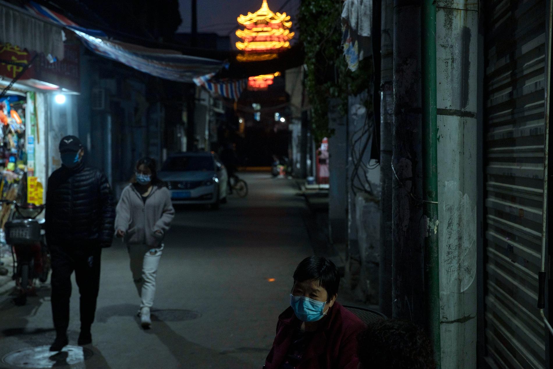 Även om det är mer folk ute än under den värsta nedstängningen, så är det fortfarande lugnt i mångmiljonstaden Wuhan.