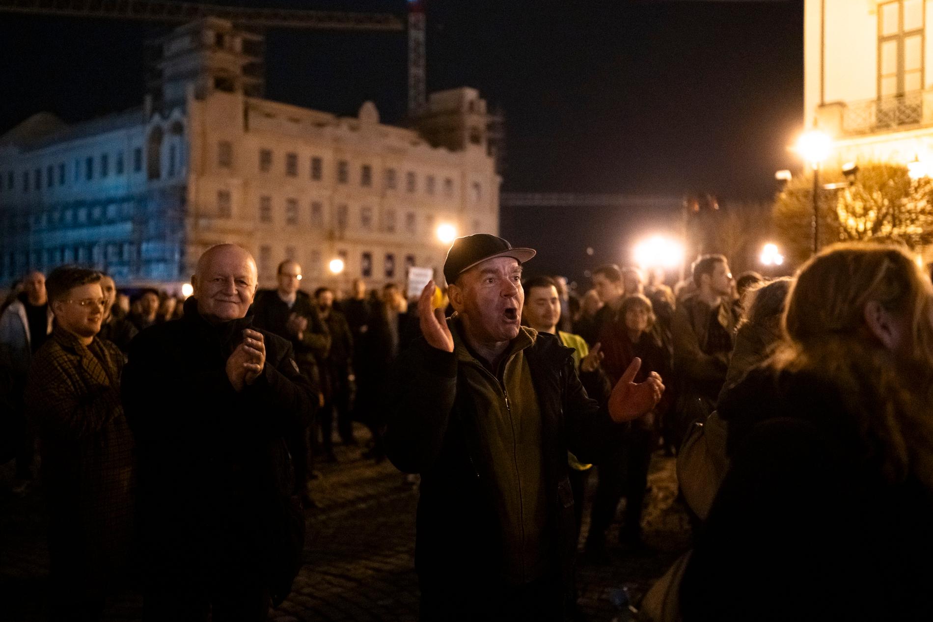 På söndagskvällen har människor samlats framför presidentkontoret Sandor Palace i Budapest.