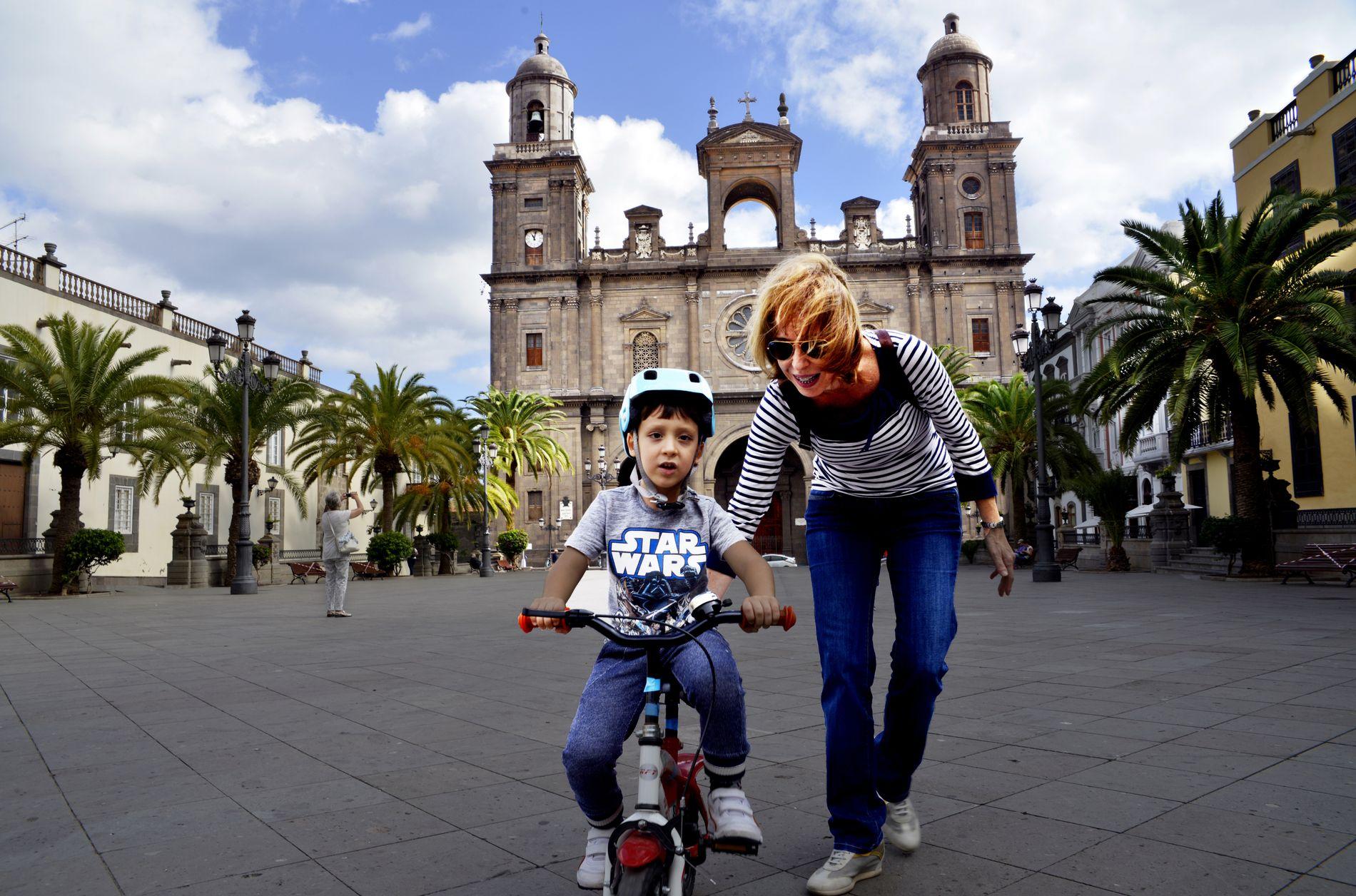 Fernando, 5, och mamma Blanca använder Plaza de Santa Ana utanför katedralen när han ska lära sig att cykla.
