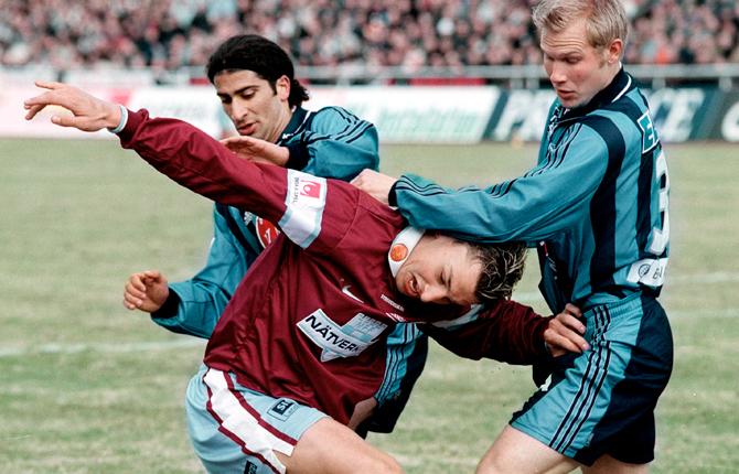 Mot vårmötet med Djurgården 2001 gjorde Zlatan ett av målen i MFF:s 4-0-seger. Här blir han hårt tagen av Abgar Barsom och Mikael Dorsin.