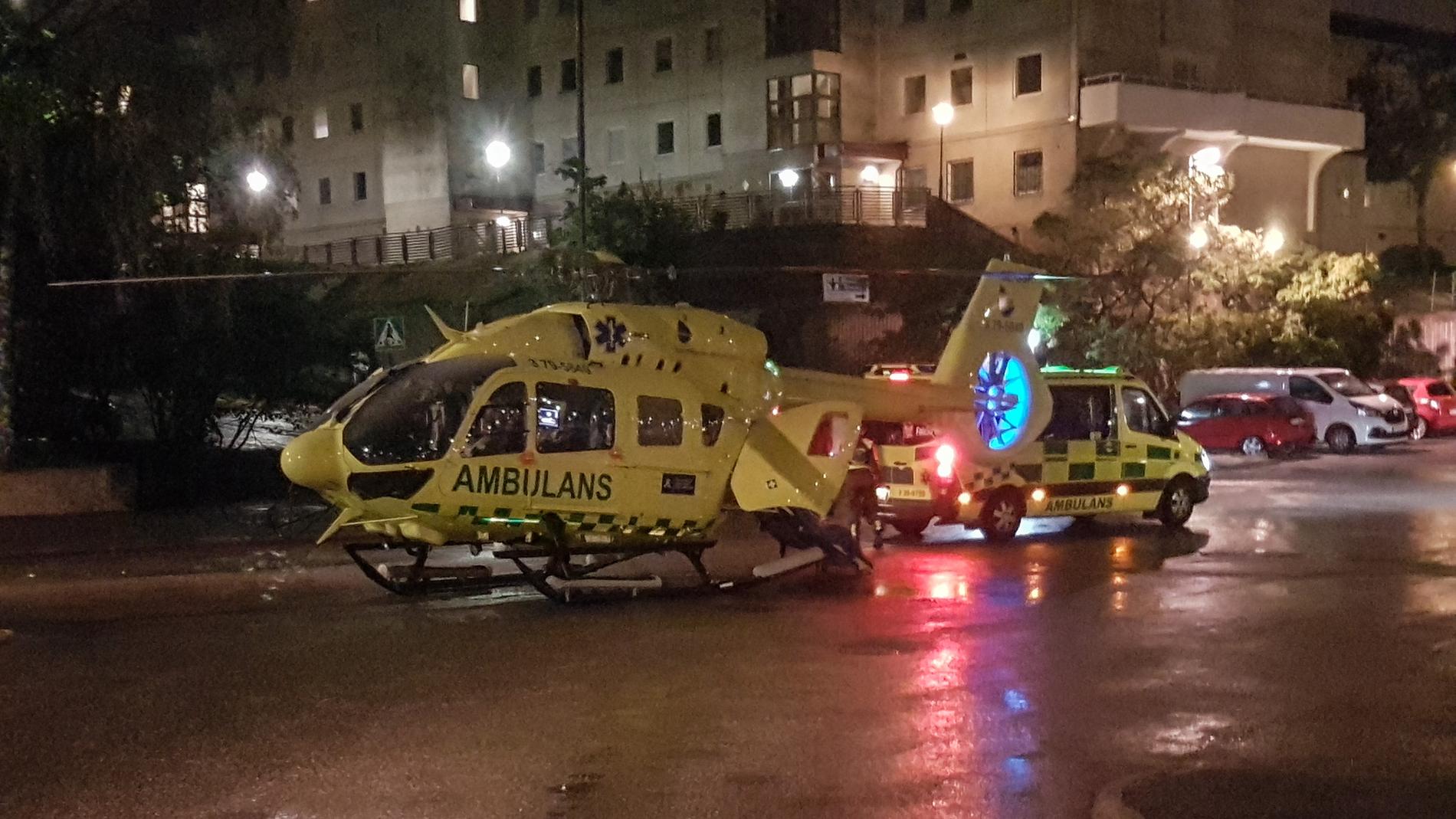Ambulanshelikopter på plats i Brandbergen strax efter klockan 01 natten till tisdag.