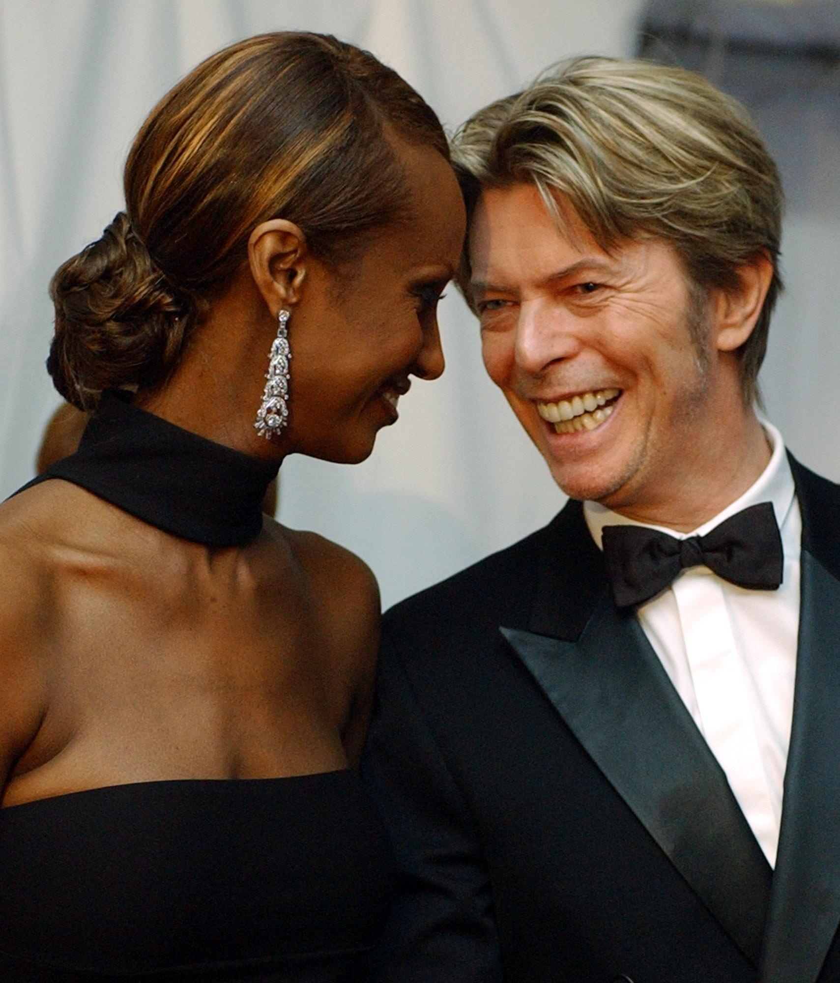David Bowie gifte sig med modellen Iman under en privat ceremoni i April 1992 i Lausanne. Här en bild från 2002