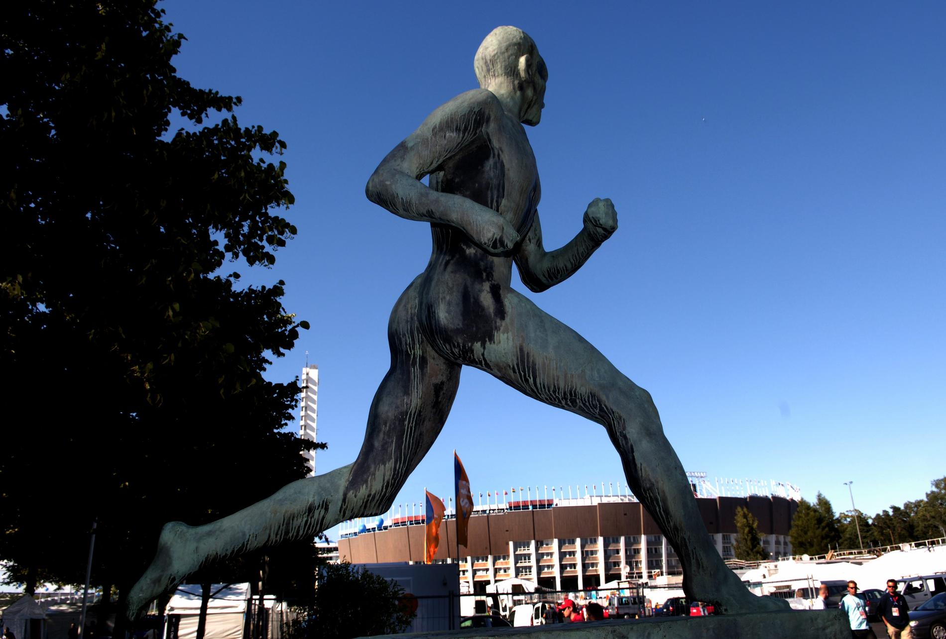 Paavo Nurmi står staty utanför Olympiastadion i Helsingfors. 2020 är det 100 år sedan Nurmi tog sina första OS-guld i löpning. Arkivbild.