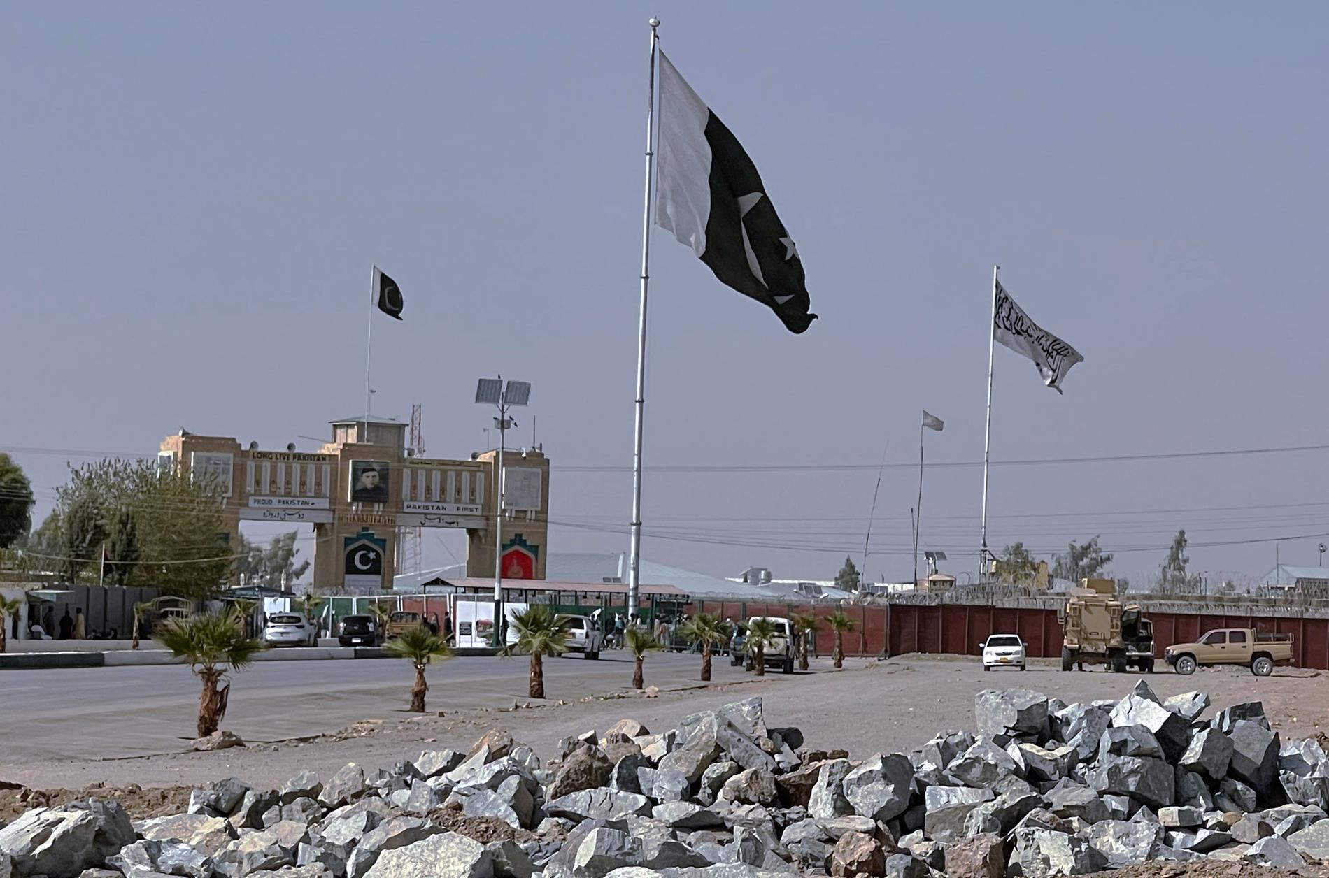 En gränsövergång mellan Pakistan och Afghanistan. Bilden är tagen i augusti 2021 då talibanerna återtog makten i Afghanistan. På flaggstängerna vajar Pakistans och talibanernas flagga. Arkivbild.