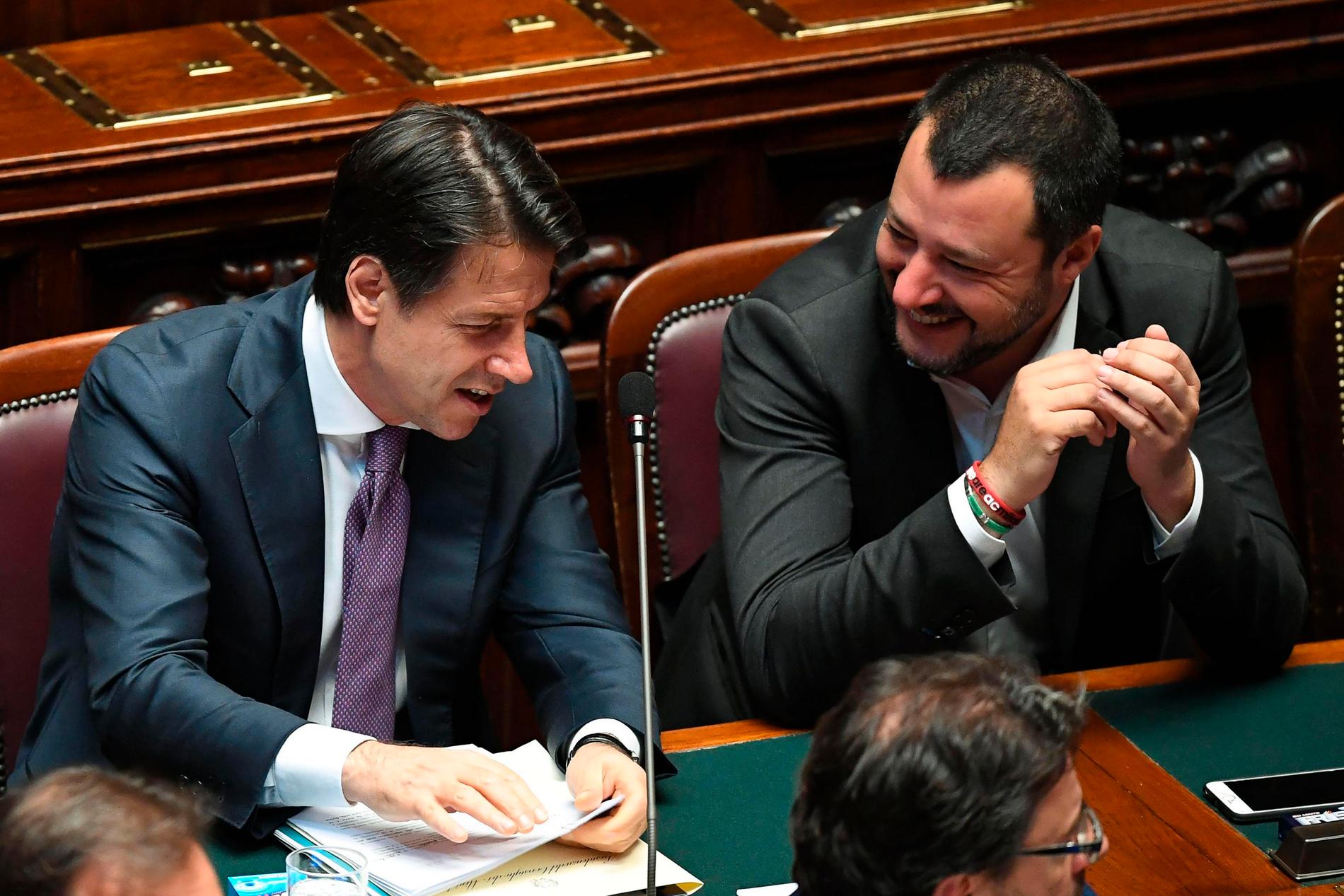 Italiens premiärminister Giuseppe Conte (till vänster) och inrikesminister Matteo Salvini vägrar låta två fartyg med 450 migranter lägga till i italiensk hamn. Arkivbild