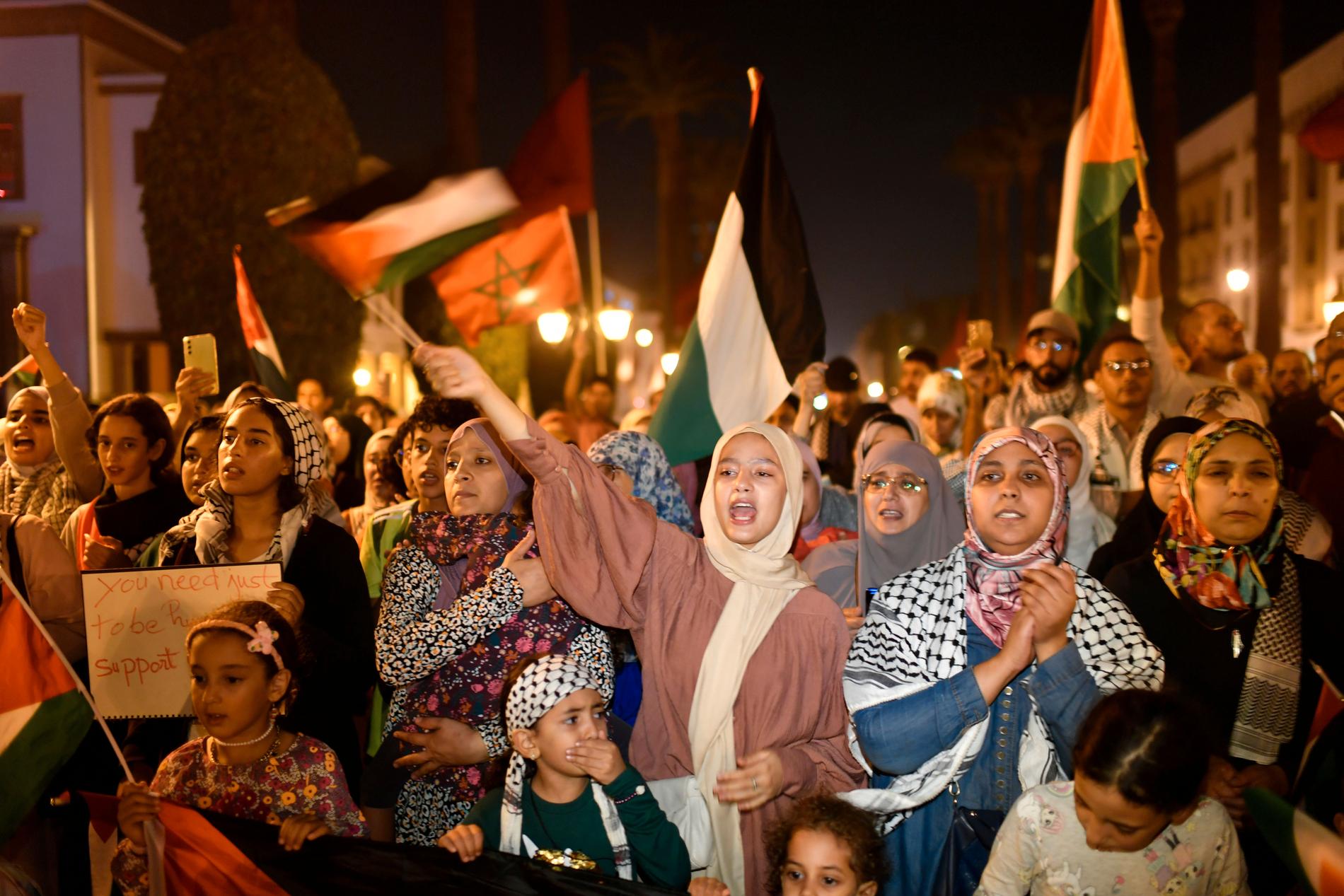 Människor i Marocko protesterar efter bombningen av sjukhuset. 