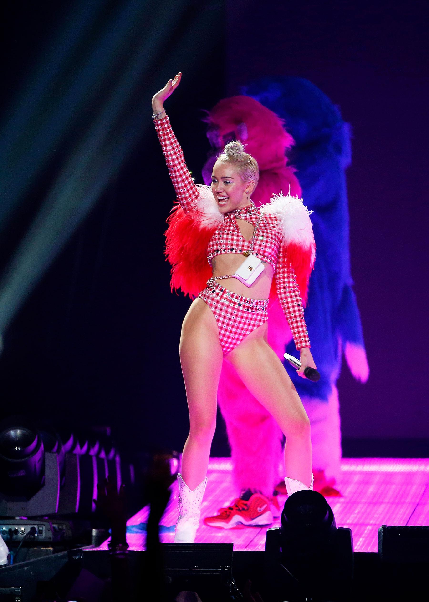 Miley Cyrus på scen.