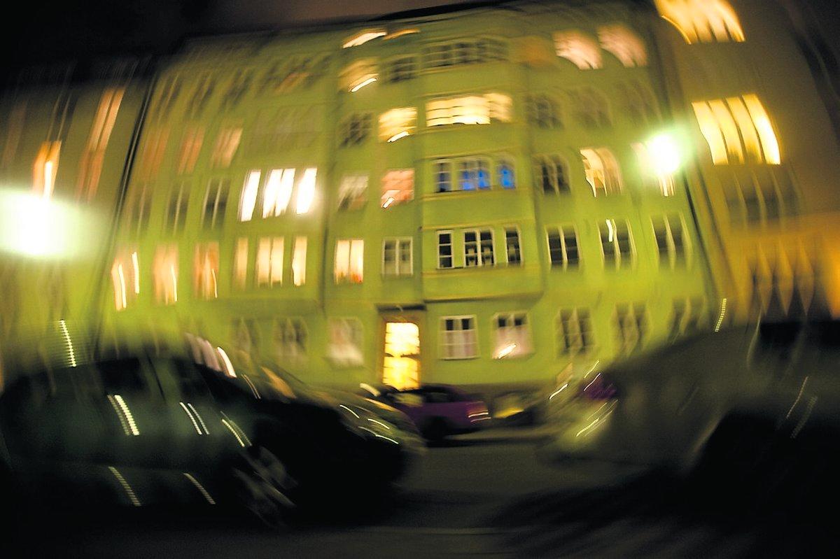 Den attraktiva lägenheten ligger på Kungsholmstorg i centrala Stockholm.