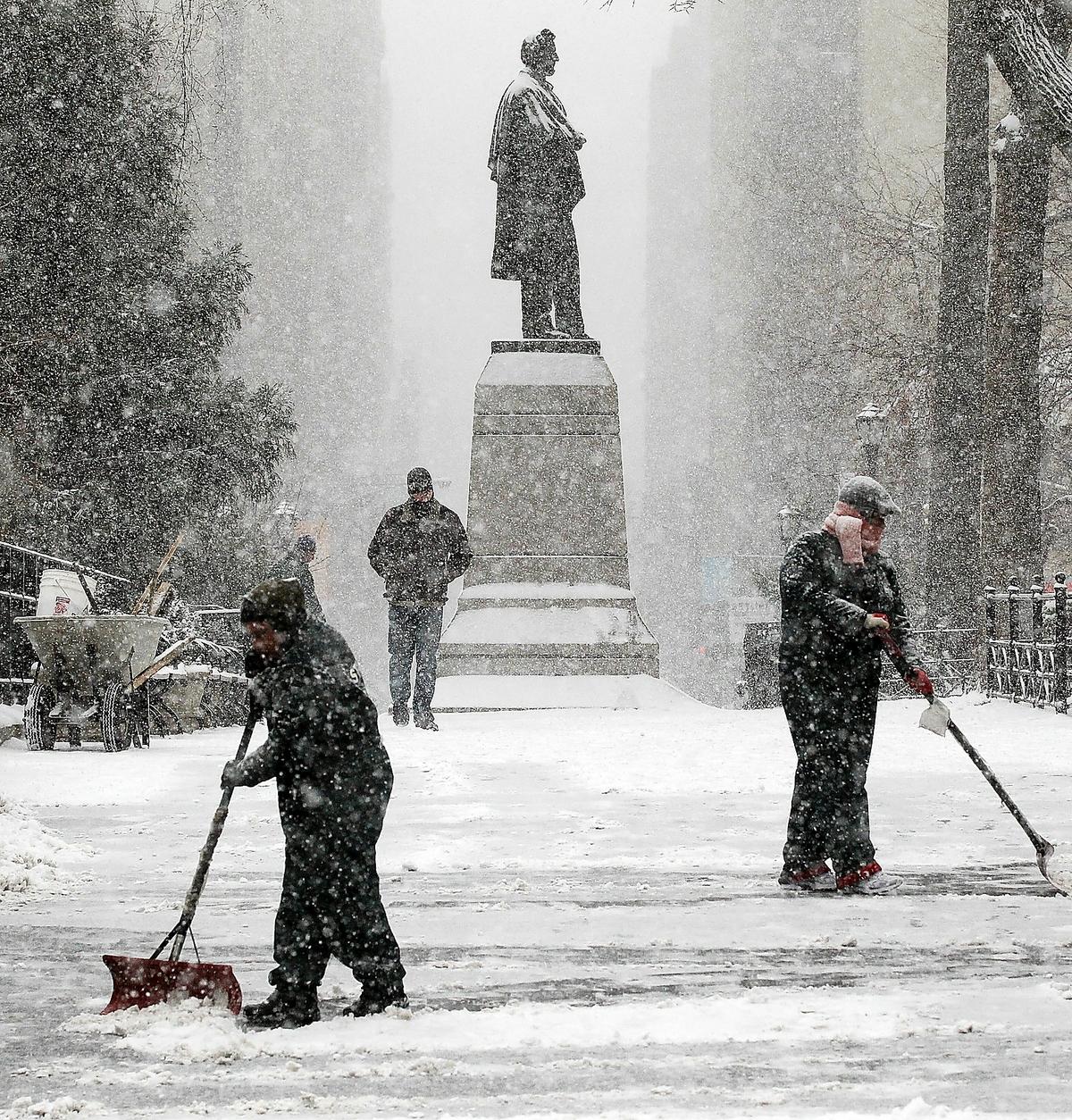 New York Parkvaktare försöker hålla gångarna på Union Square snöfria.