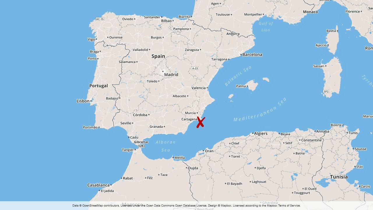 En person dog när ett militärflyg kraschade i havet utanför La Manga i den spanska regionen Murcia.