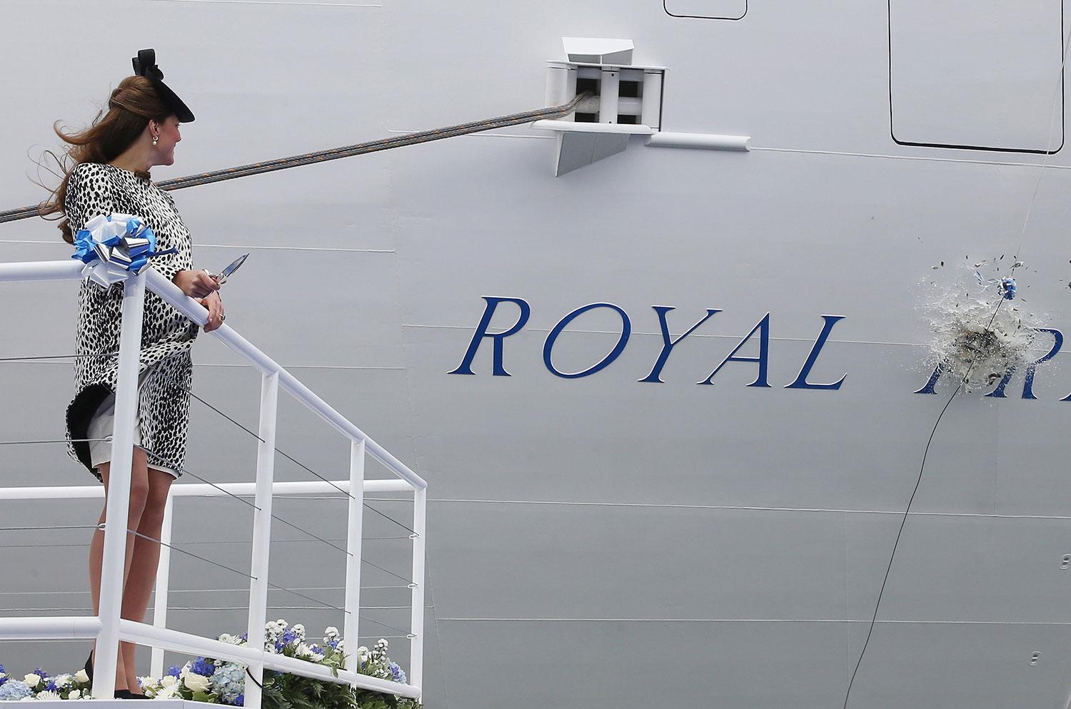 Fartygets gudmor Kate Middleton, hertiginna av Cambridge, låter champagnen flöda över Royal Princess skrov vid dopceremonin.