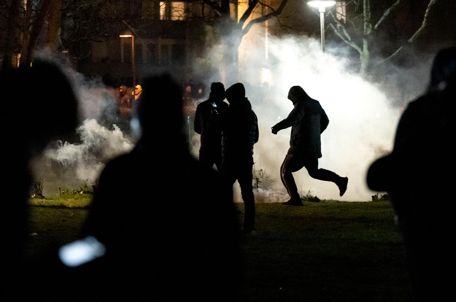 En tårgasfackla sparkas undan under oroligheterna i Rosengård, Malmö natten till annandag påsk. 