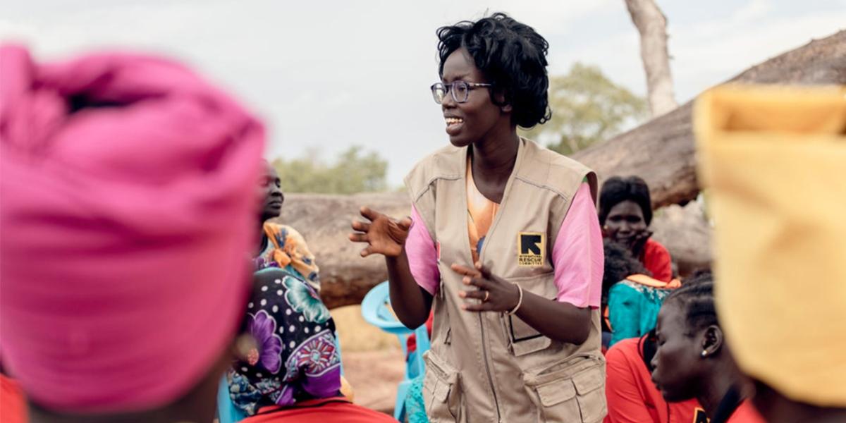 Tabetha är en av RESCUEs 15 000 anställda i världen. Hon är själv flykting och arbetar för att stärka flickors och kvinnors rättigheter i en av RESCUEs trygga platser för flickor och kvinnor i Jamjang i Sydsudan.
