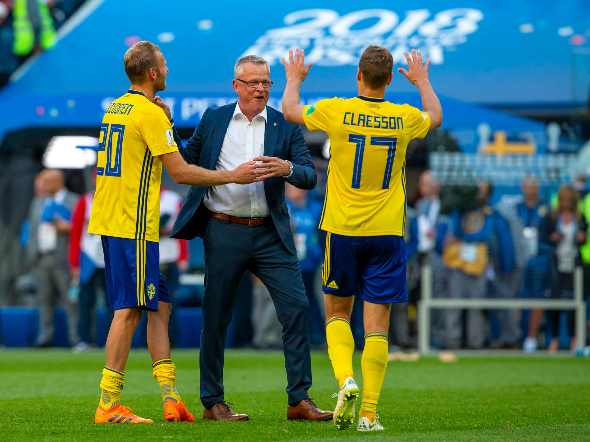 Ola Toivonen, Janne Andersson och Viktor Claesson efter segern i VM-åttondelsfinalen mot Schweiz 2018. Arkivbild.