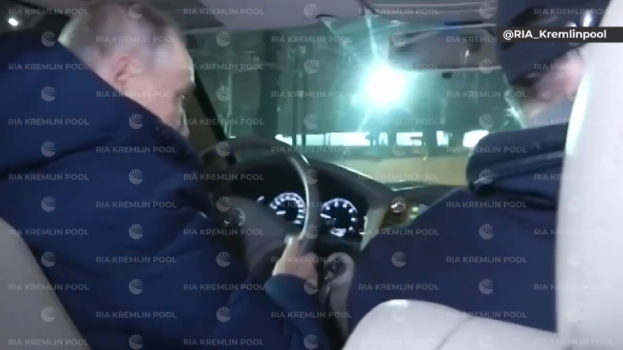 Den ryska statliga nyhetsbyrån Ria Novosti publicerade tre filmer där den ryske presidenten själv körde bil i Mariupol.