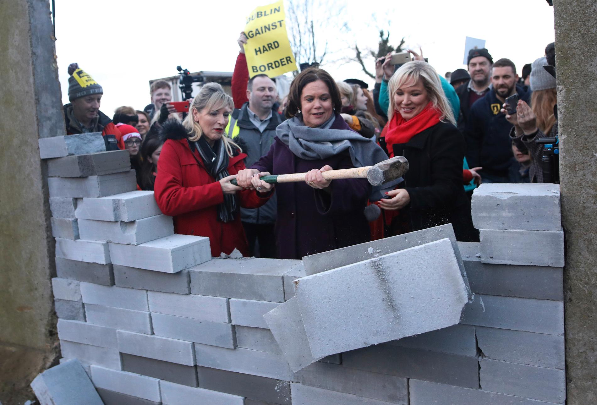 EU-parlamentsledamoten Martina Anderson, partiledaren Mary Lou McDonald och biträdande partiledaren Michelle O'Neil leder republikanska Sinn Féin i Nordirland. Arkivfoto.